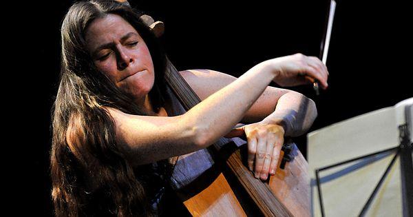 Emmanuelle Bertrand joue du violoncelle de guerre