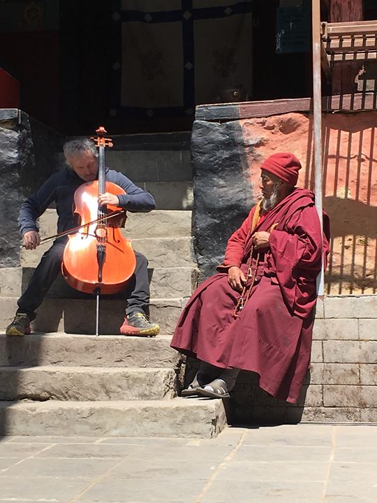 Cello solo e Lama! Momento magico al monastero di Pangboche, il più antico monastero della valle del...