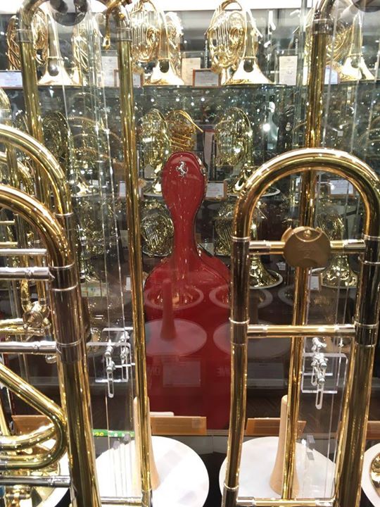 Prima delle prove allo Yamaha Ginza Building, Red Cello ha provato a mimetizzarsi nel reparto...