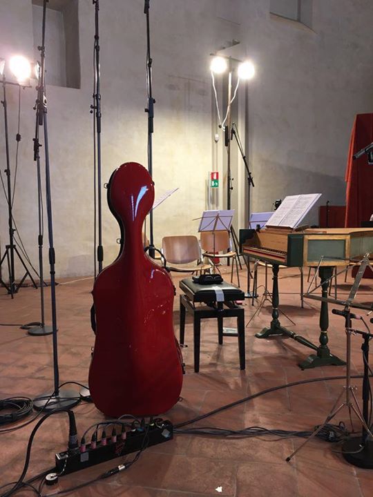 Red Cello piccolo tra una selva di microfoni. <br>Bach e Vivaldi in registrazione con Giuliano...